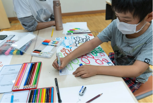 衣服づくりに挑戦する子ども