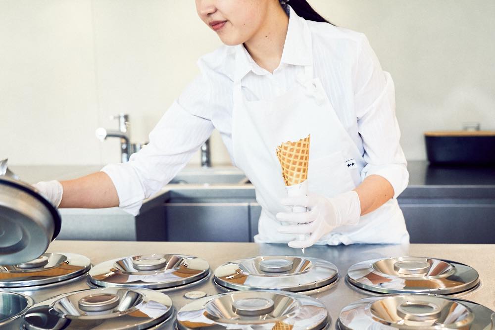 盛り付け中のスタッフ