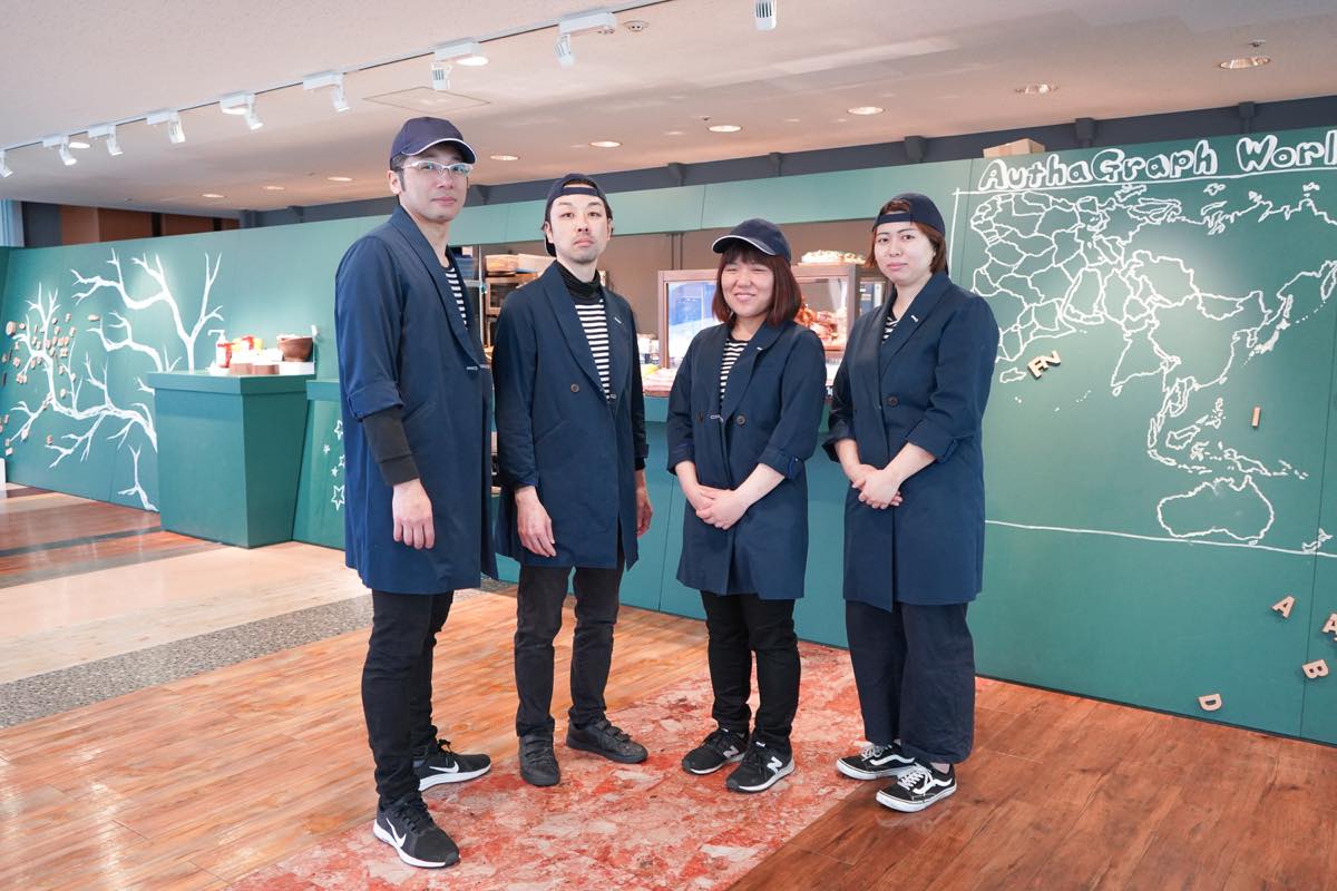 施設の考え方や思いを反映したオリジナルユニフォームを着用したMiraikan Caféスタッフ