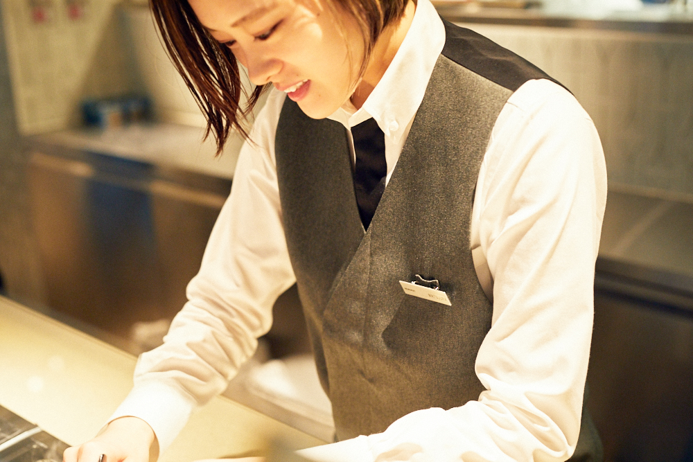 ベストやネクタイ風ラインを入れたシャツなど「大人ラウンジ」というテーマに合ったユニフォーム